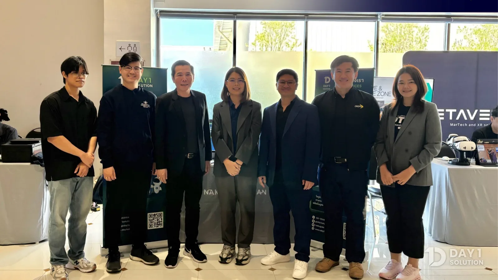 ทีมงาน Day 1 Solution ถ่ายภาพร่วมกับผู้บริหาร depa และ GET Digital หน้าบูธในงาน D-station Showcase 2025